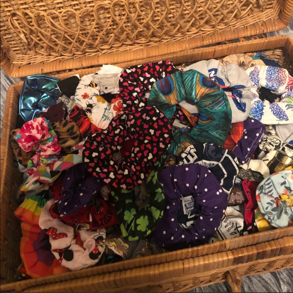 25 RANDOM SCRUNCHIES - Picture 2 of 3
